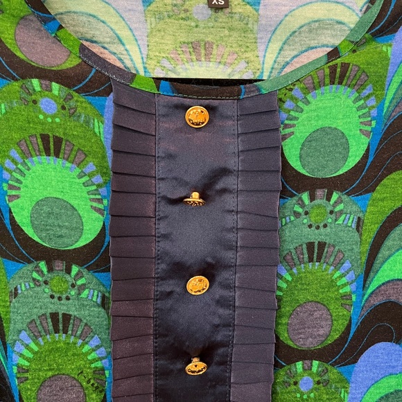 Peacock inspired blouse with pleated placket & cuffs. - Picture 3 of 5